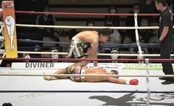 “前のめり”失神KOに場内どよめき 衝撃のカウンター決着に「身体が半回転するぐらい…」実況席も驚き