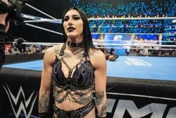 コワモテ“最恐”美女レスラーが愛犬と出勤…バックステージでみせた“最高の笑顔”が「癒やしすぎる」と反響