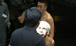 敗者がレフェリーに詰め寄り「WHY！？」 物議を醸した衝撃TKOに「推測で試合を止めた」擁護の声も