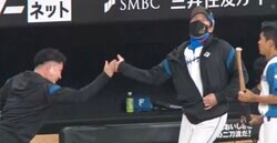 日本ハム・新庄監督が大歓喜の連続ハイタッチ炸裂！ 万波中正が“確信歩き” 記録づくしの劇的すぎるホームランにスタンド騒然