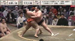 「まさにブルドーザーそのもの」「強烈」千代大龍、力強く押し出す相撲で勝ち越し決定 感極まったか涙も
