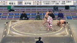 不自然に崩れ落ちた力士、咄嗟に駆け寄る力士 「思いやりの心が美しい」土俵上での一コマに反響