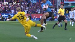 「これは責められない」GKが1対1の局面で覚悟の飛び出し→DOGSO発動で一発レッドになった瞬間！決定機阻止タックルで退場もスタンドから拍手「飛び出すしかなかったからな」