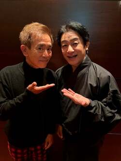  片岡愛之助、公演を観に来た“レジェンド”との2ショットを公開「温かい御言葉を頂きました」 