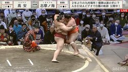 行司はしっかり見ています！土俵際ぎりぎりの攻防を低姿勢で確認「ナイスアングル」