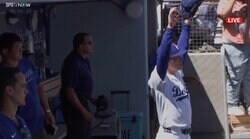 今日は援護点があるぞ！ 山本由伸、頼れるベテランの技あり打に“全力バンザイ”ベンチで大喜びの一部始終