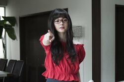 玉城ティナのメガネ姿が可愛すぎ！『わたしに××しなさい！』劇中写真が解禁