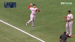 ふとした仕草が楽しそう 吉田正尚、フライキャッチ後に笑顔の“ウキウキジャンピングスロー”