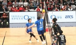 男子バレーで世界的セッターが“極上”片手トス「バスケットのレイアップのような」優しい手触りにファン興奮