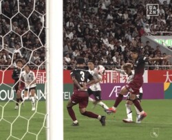 えっ、そこでループ？ FC東京ファンタジスタの“超絶シュート”が「天才すぎる」「やばい技術」「えっっぐ」荒木遼太郎の閃きにファン驚愕