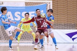 股抜きからの低空フィニッシュ！ テクニック&駆け引きで生まれたゴールに驚愕