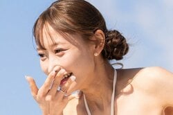 穴あき水着の“わがままボディ”27歳美女、びしょ濡れ姿に「すげぇなこれ」の声