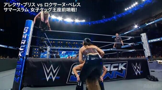 シャーロット救出のため場外へのダイブを試みるアレクサ