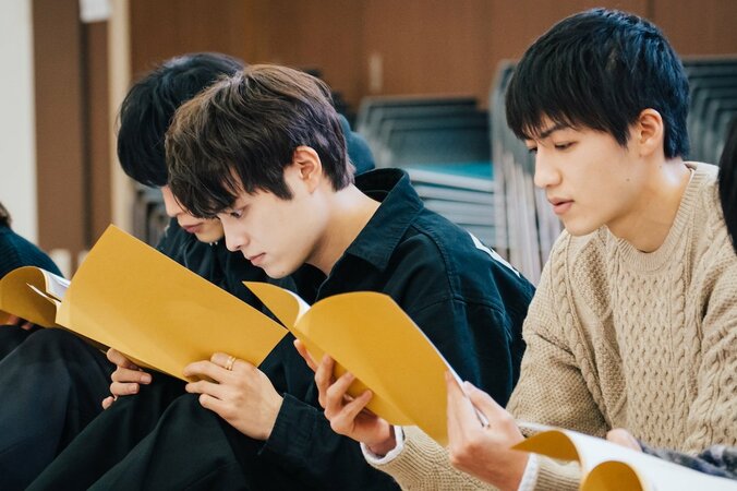 『ドラ恋』2話場面写真を先行初公開!儚げ美女が気になる相手と