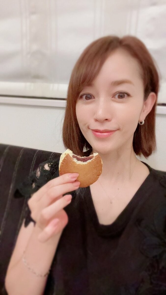 細川直美、夫・葛山信吾が作ったどら焼きを堪能「なかなか美味しい」 1枚目