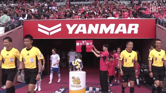 Jリーグ審判団も吹き出す！芸人ジェラードンの“角刈り通り抜け”にサッカーファン大爆笑「シュールすぎるw」「なんでこんなに面白いの」 4枚目