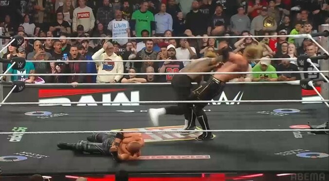 「失神したぞ」自分の凶器で“大の字”KO 予想外の衝撃展開にファン冷笑 4枚目