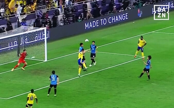 【写真・画像】「死んだふり作戦（笑）」川崎FWの“騙し討ち急加速ドリブル”にファン驚愕！「エリソンの緩急に惚れた」「マリーシアお上手」「急に神に」決勝点アシストの一部始終【ACLE】　1枚目