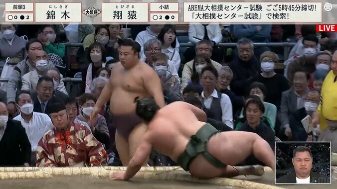 おれ、勝ったのになんでここに…翔猿が勝利直後に回転落下、土俵下で呆然「なんだいまの」 1枚目