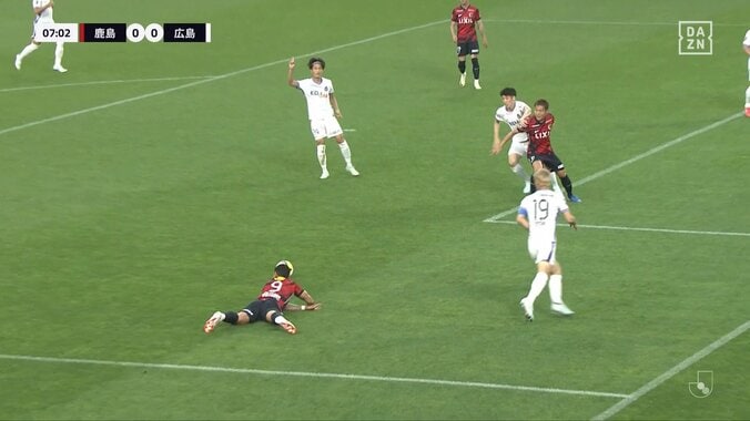 「PKだろ！」“不必要な足上げ”で接触→転倒もノーファウルで鹿島ベンチ激昂「曽ヶ端があんな怒ってるの初めて見た」猛抗議のGKコーチにイエローカード 4枚目