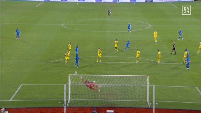 豪快な横っ飛びも…鈴木彩艶が“神コース弾”で痛恨失点「無罪だ」「GKのせいではない」地元メディアも擁護した失点シーン 3枚目