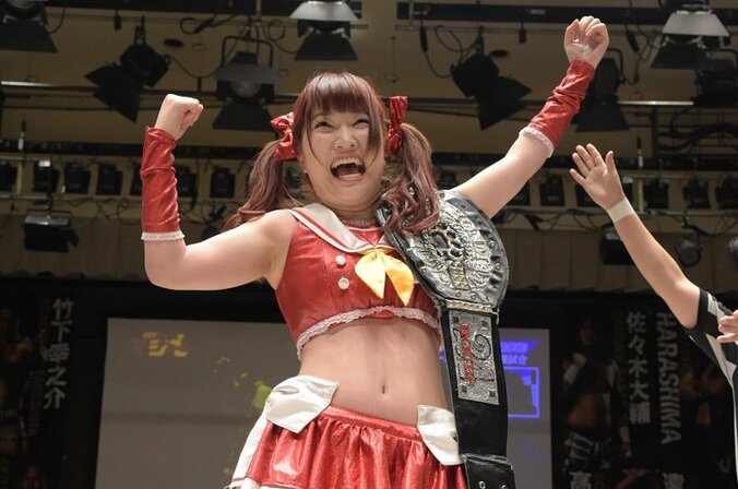 「アイドル下克上」をレスラーとして果たす！元LinQ・伊藤麻希、SKE48・荒井優希を下してDDTアイアンマン王者に 1枚目