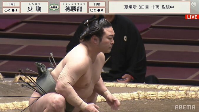 手負いの炎鵬、右腕はテーピングぐるぐる巻き 奇襲実らず防戦一方の完敗 1枚目