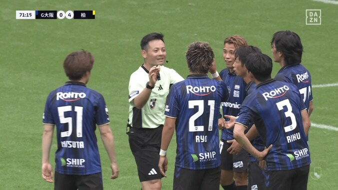 PKジャッジが物議！「基準がわからん…」ボールがお腹→肘でハンド判定「可哀想」「手を下げたのがあかんか」Ｇ大阪５失点目にファン疑念 5枚目