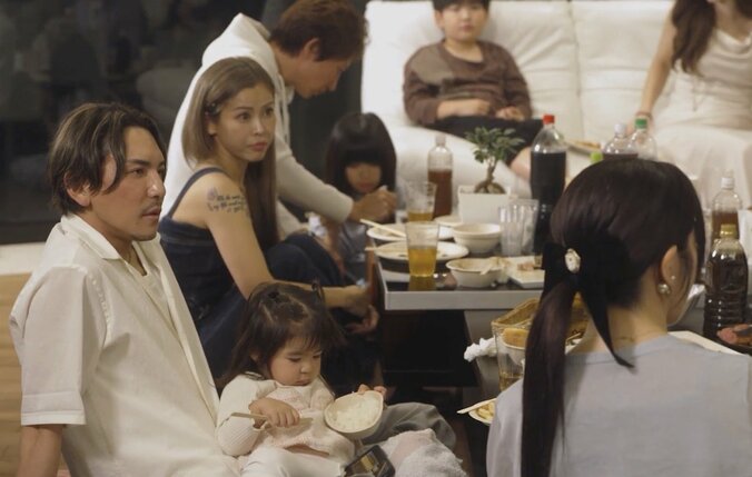 【写真・画像】「男の人を欲してたのかな？」39歳シンママ美女、2歳娘の男性への“懐き方”に驚き　2枚目