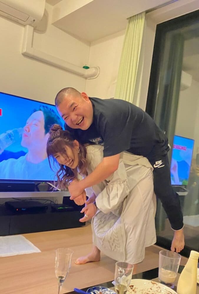 内山信二の妻、夫を持ち上げる吉田沙保里さんの写真を公開「さすが霊長類最強女子」 1枚目