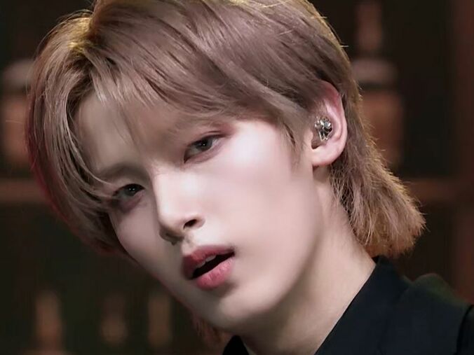 イケメンを自認する21歳日本人練習生が覚醒！脚を大きく開いたセクシーなダンスに観客騒然！審査員も絶賛 3枚目