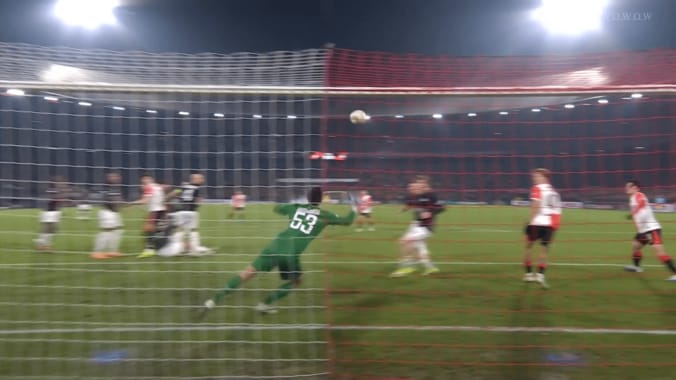 首どうなってんだ！？日本代表DFの“豪快＆繊細ヘッド弾”にファン興奮！「なんてヘディングだ！」「化け物すぎて震える」渡辺剛がEL初ゴール 4枚目