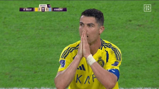 C・ロナウドが唖然…川崎DFの“魔法のシュートブロック”に衝撃＆称賛の声！「どっから飛んできた」「漫画の世界」「ご飯3杯いける」ACLE決勝に導いたスーパー守備の瞬間 4枚目