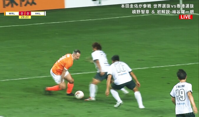 「なにしてんw」元最強ドリブラーの“爆笑珍プレー”が話題沸騰「シザースで頭から突っ込むw」「身体が追いつかない笑」ギグスの“ジャックナイフ”に錆が見えた瞬間 2枚目