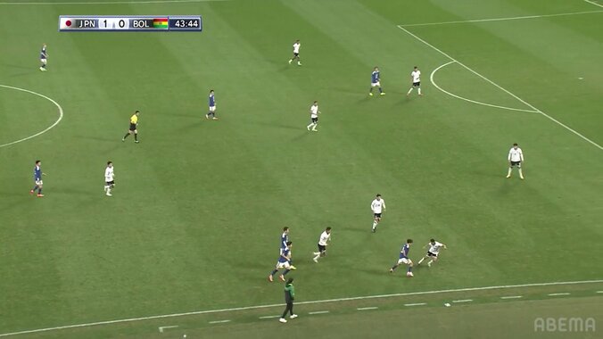 「ほんま荒いな」久保建英にハプニング発生「顔面に肘が…」「怪我させないで」強烈エルボー被害でピッチに大の字…危険プレーにファン憤慨 3枚目