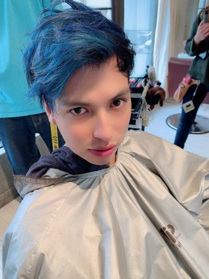 アレク、髪色をブルーに変えた写真を公開「インコみたいで可愛いでしょ」 1枚目