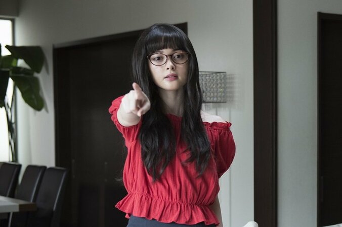 玉城ティナのメガネ姿が可愛すぎ！『わたしに××しなさい！』劇中写真が解禁 1枚目