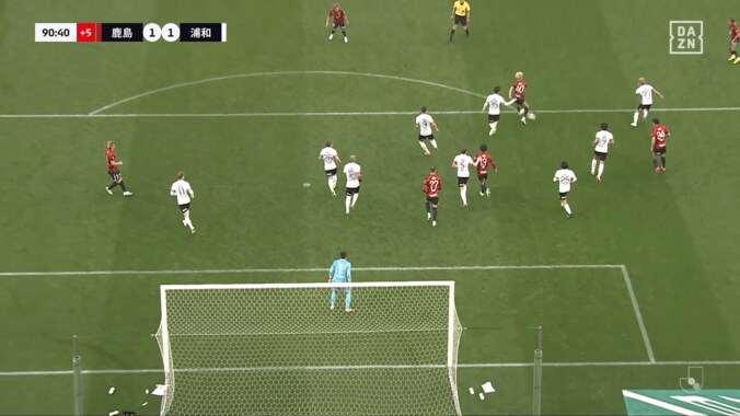 衝撃の天才技！ 鈴木優磨、“ノールック超絶ヒールパス”で浦和翻弄「みんな騙された」「なんだ今の…」「なぜあそこで大外が見えるんだ」背中向きで劇的同点弾を演出 3枚目