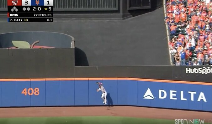 【写真・画像】なんで打った…？ 大谷翔平、変態片手打ちで“まさかのハプニング”「よく打ったな」「どうなってるw」とんでもない体勢で“バット粉砕打”… ファン騒然　1枚目