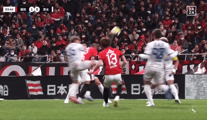 埼スタ震撼！ 驚愕の“逆足スーパーゴール”が話題騒然「凄すぎる」「時が止まった」「バケモノだ」浦和MF渡邊凌磨がGKお手上げの一撃を叩き込んだ瞬間 4枚目