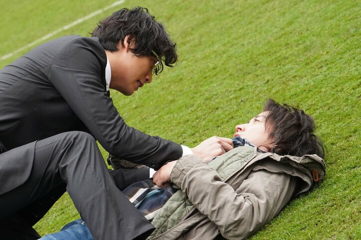 藤原竜也、キンキンに冷えたビールに笑顔 映画『カイジ』より場面写真19枚公開