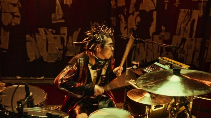 佐藤健、King Gnuと初共演で「千両役者」の激しいパフォーマンスに酔いしれる