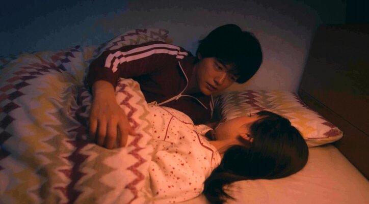 父親の不倫相手とお風呂＆ベッドでキス…高校生息子の泥濘すぎる恋愛模様に衝撃『泥濘の食卓』