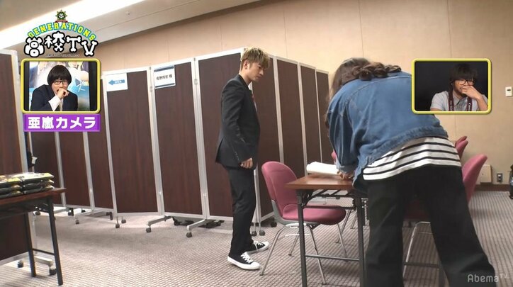 『虹色デイズ』取材中の佐野玲於にドッキリ！ スタッフに扮したメンバーたちがやりたい放題