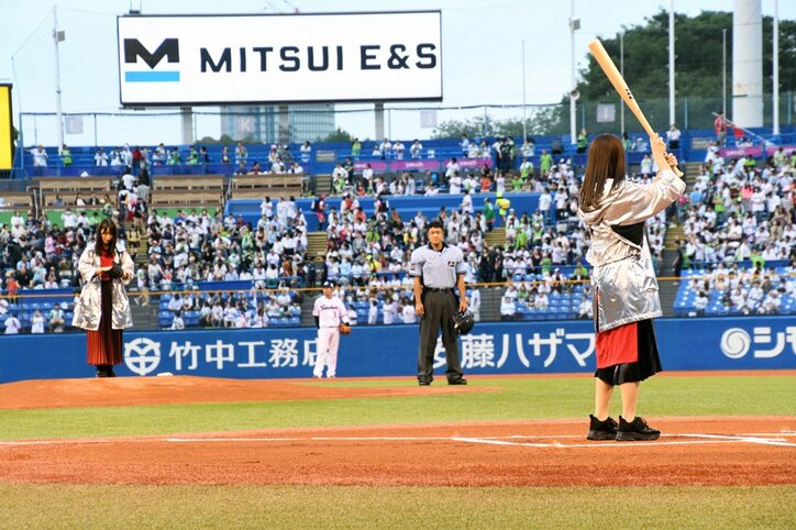 欅坂46菅井友香&田村保乃が神宮球場で始球式に登場