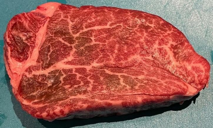  假屋崎省吾、ふるさと納税返礼品の最上級肉を堪能「素晴らしい肉の日の晩御飯」 