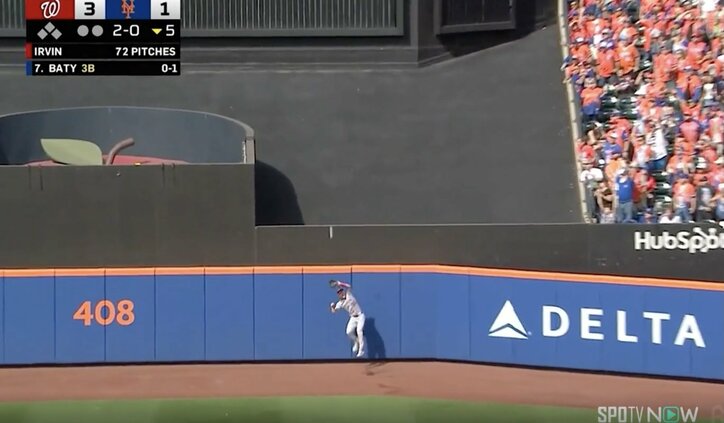 【写真・画像】なんで打った…？ 大谷翔平、変態片手打ちで“まさかのハプニング”「よく打ったな」「どうなってるw」とんでもない体勢で“バット粉砕打”… ファン騒然　1枚目