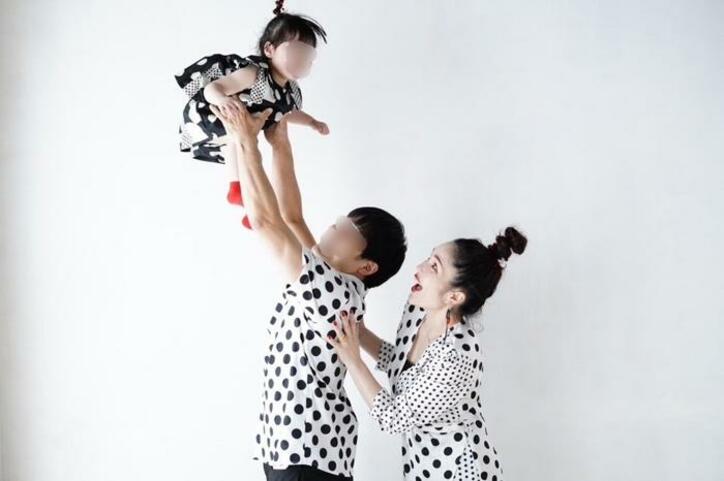  平野ノラ、娘が2歳を迎え衣装を揃えて撮影した家族ショット「素敵」「とってもおしゃれ」の声 