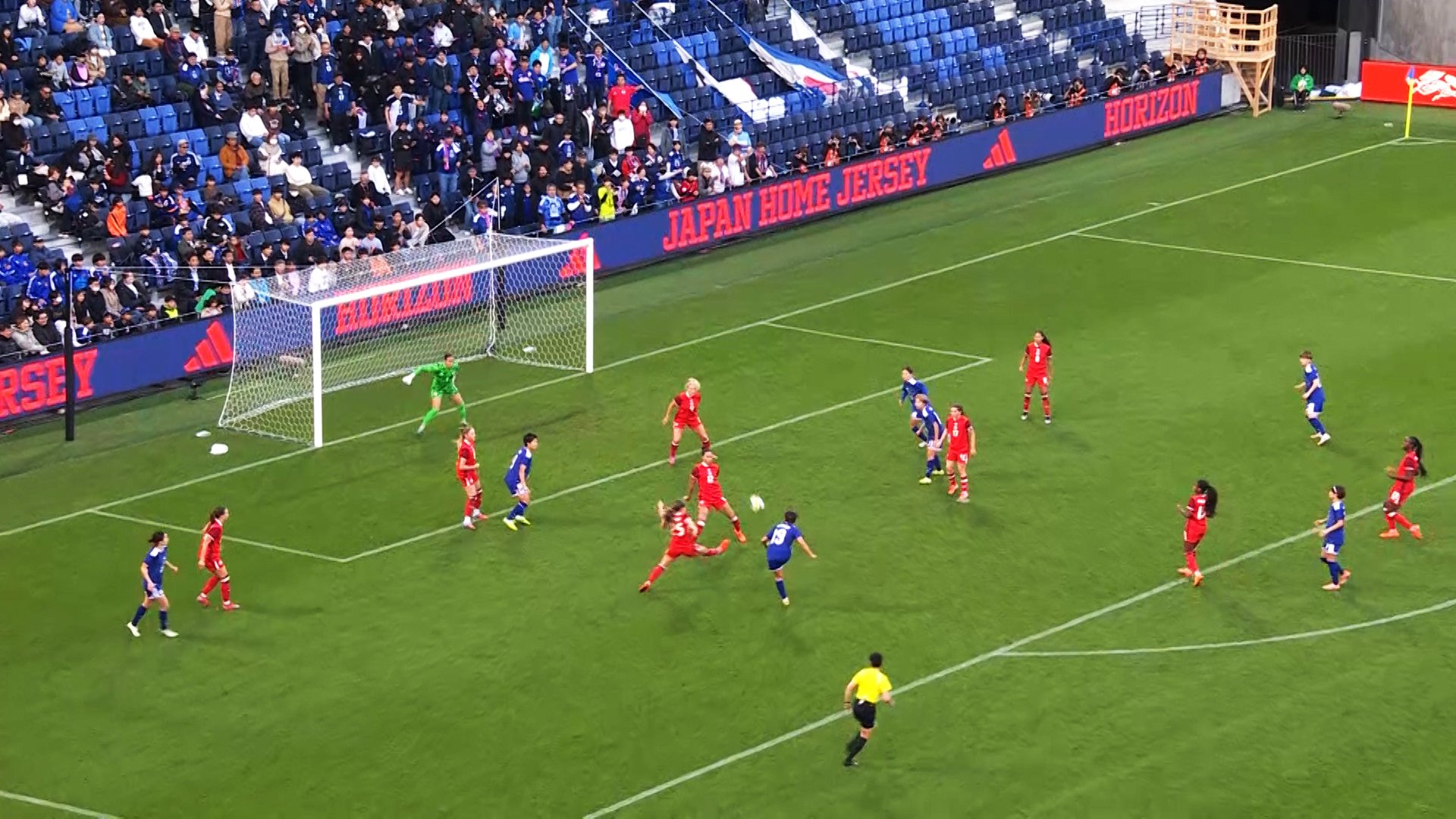 キックフェイントからシュートを放つ谷川萌々子