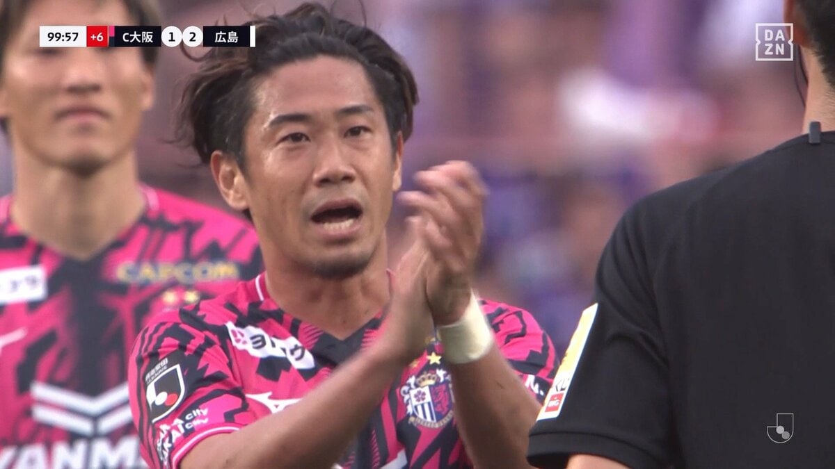 これはレッドでは」香川真司、主審への“異議”の拍手に賛否両論「この 